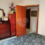 Apartamento térreo , três quartos sendo uma suíte.