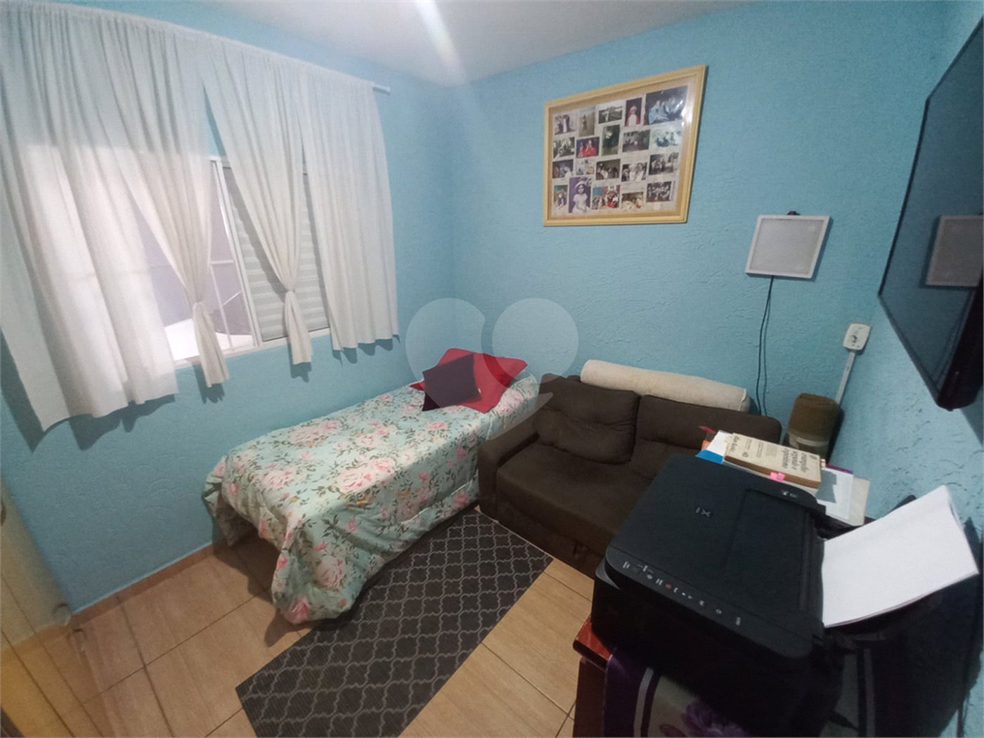 Casa Térrea com 3 dormitórios, sendo 1 suíte.