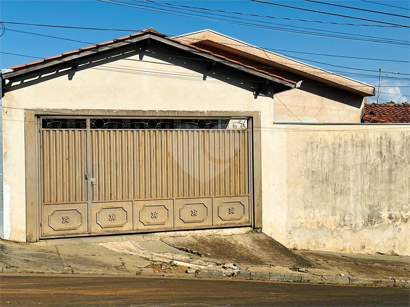 Casa á venda, com 03 Dormitórios, em São Carlos.
