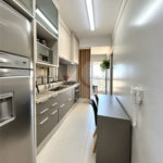 Apartamento de 127 m² em andar alto, com vista livre, 3 suítes planejadas, sacada gourmet envidraçada, 2 vagas e lazer completo, próximo ao Shopping Golden Square e à Avenida Kennedy.