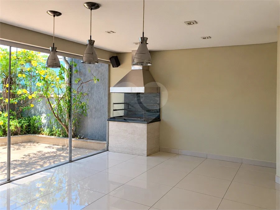Cobertura de 255 m² com 3 dormitórios, 1 suíte, cozinha planejada, 2 vagas e área gourmet com churrasqueira.