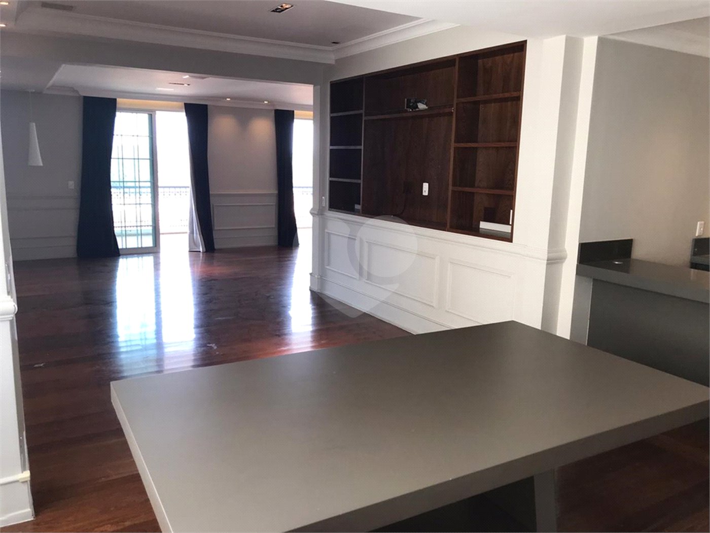 Apto 220 metros no Campo Belo. varanda, 5 vagas, 3 suítes. Visite