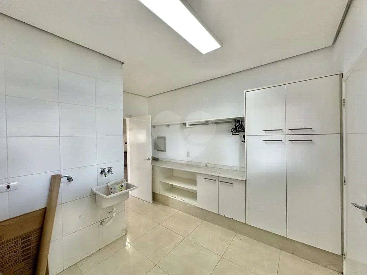 Casa em condomínio Impecável, 4 dorms / 2 suítes, varanda gourmet, piscina, 3 lareiras