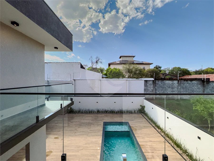 Indaiatuba - Condomínio Milano - Sobrado - 350 m² de terreno - 240 m² de área construída - 4 vagas de garagem, sendo 2 cobertas - Salas de estar e jantar integradas - 3 suítes com closet e varanda no pavimento superior - Escritório no térreo - Espaço gourmet com churrasqueira - Banheiro externo