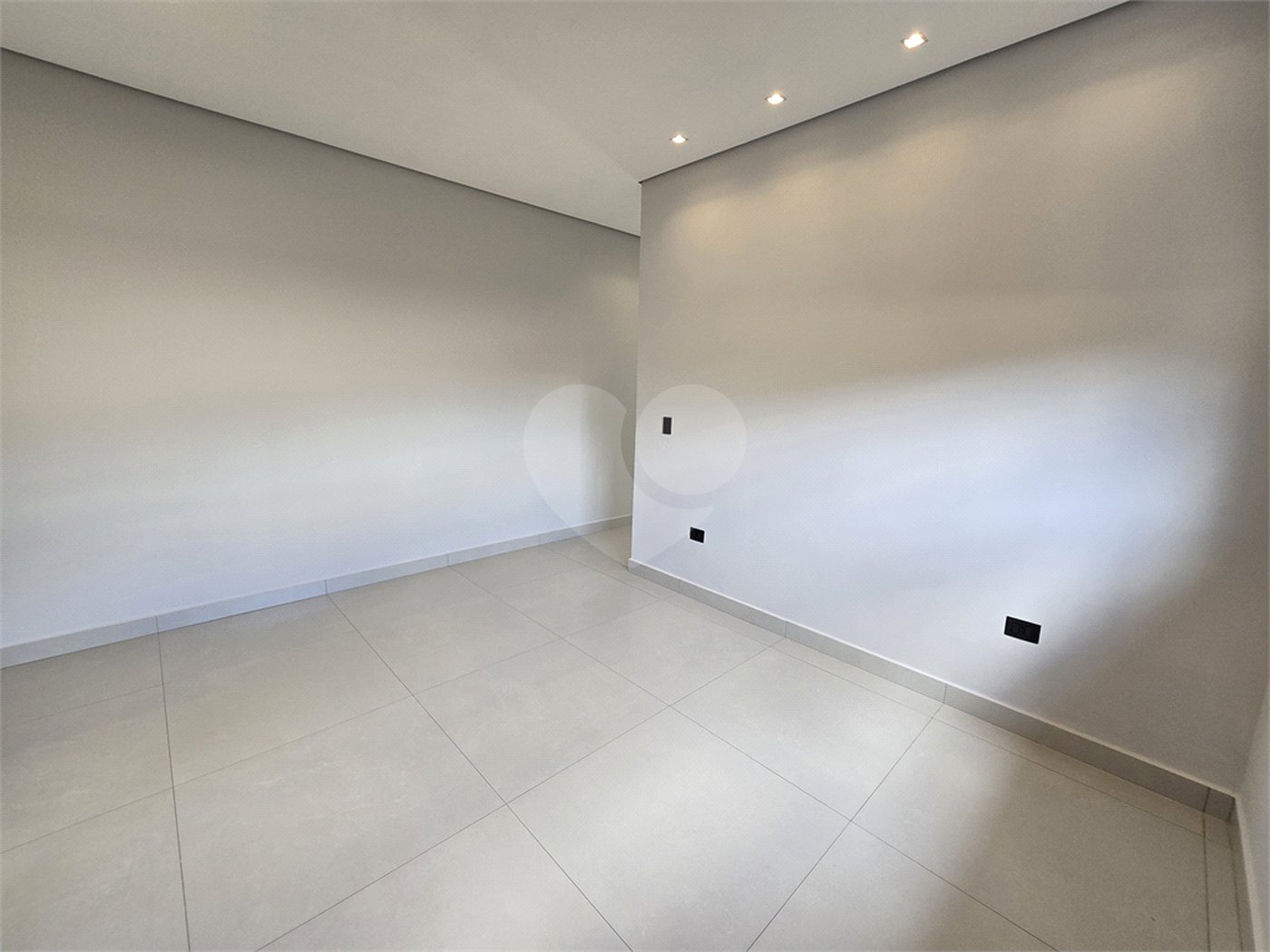Maravilhosa Casa térrea em condomínio fechado no Portal Lamis, com 3 suítes, piscina privativa e persianas elétricas em excelente condomínio com salão de festas, piscina, quadras de tênis, beach tênis e campo de futebol. Vista cinematográfica da Pedra Grande.