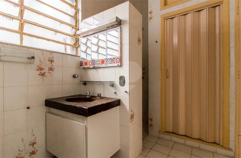 Casa à venda em Moema de 280m² com 4 dormitórios, sendo 1 suíte e 2 vagas de garagem.
