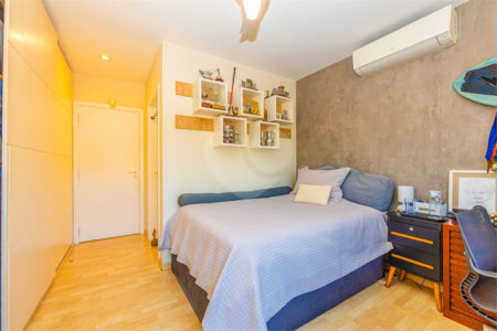 Casa à venda com 4 quartos, sendo 3 suítes, em Interlagos, São Paulo, SP