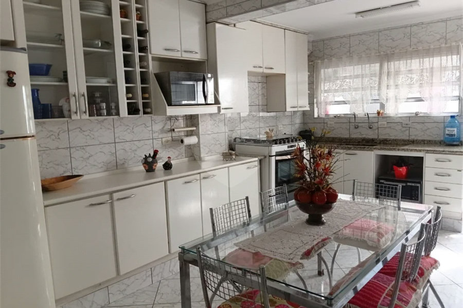 Sobrado em condomínio fechado com 3 dormitórios e 100m2