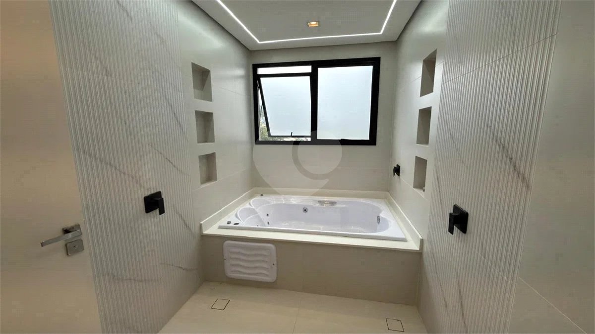 Sobrado de alto padrão no Swiss Park, totalmente reformado, com 4 suítes, piscina, elevador, espaço gourmet, 4 vagas e condomínio com lazer completo.
