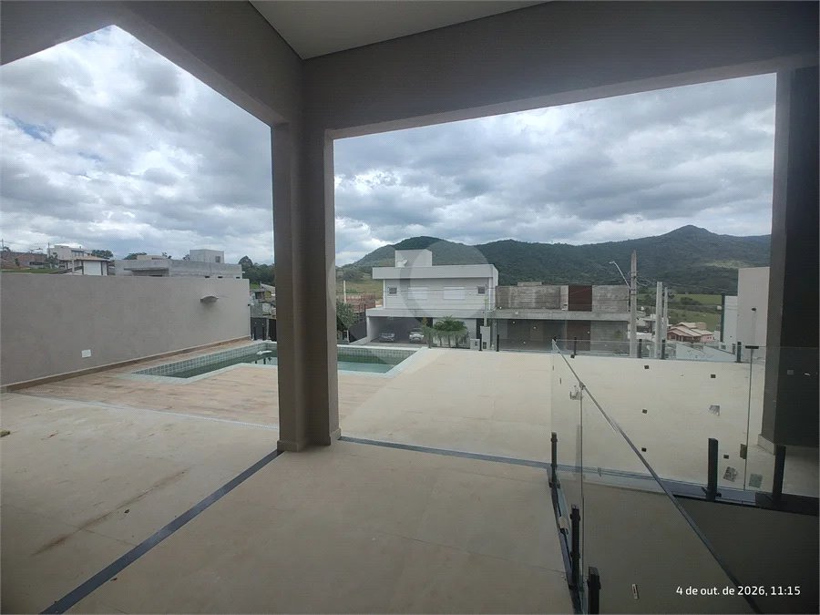 Casa exclusiva em Atibaia de alto padrão com 3 suítes, piscina, espaço gourmet, condomínio fechado, aceita financiamento