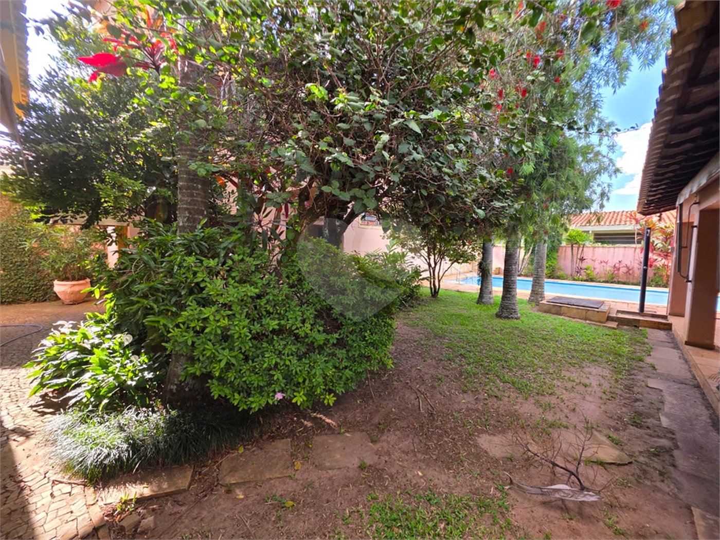 Casa Térrea 5 quartos bem localizada com piscina.
