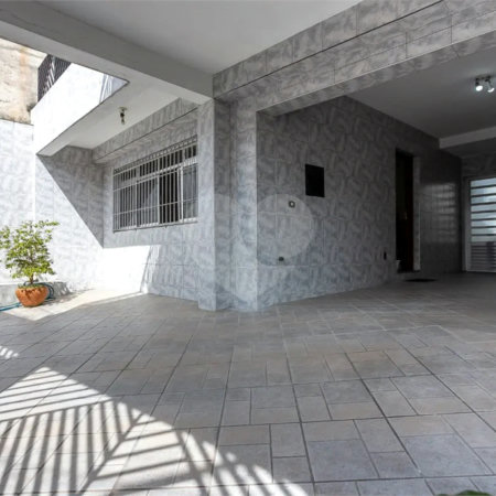 Sobrado no Jabaquara com 280m², 3 dormitórios, quintal amplo, varanda e 3 vagas de garagem.