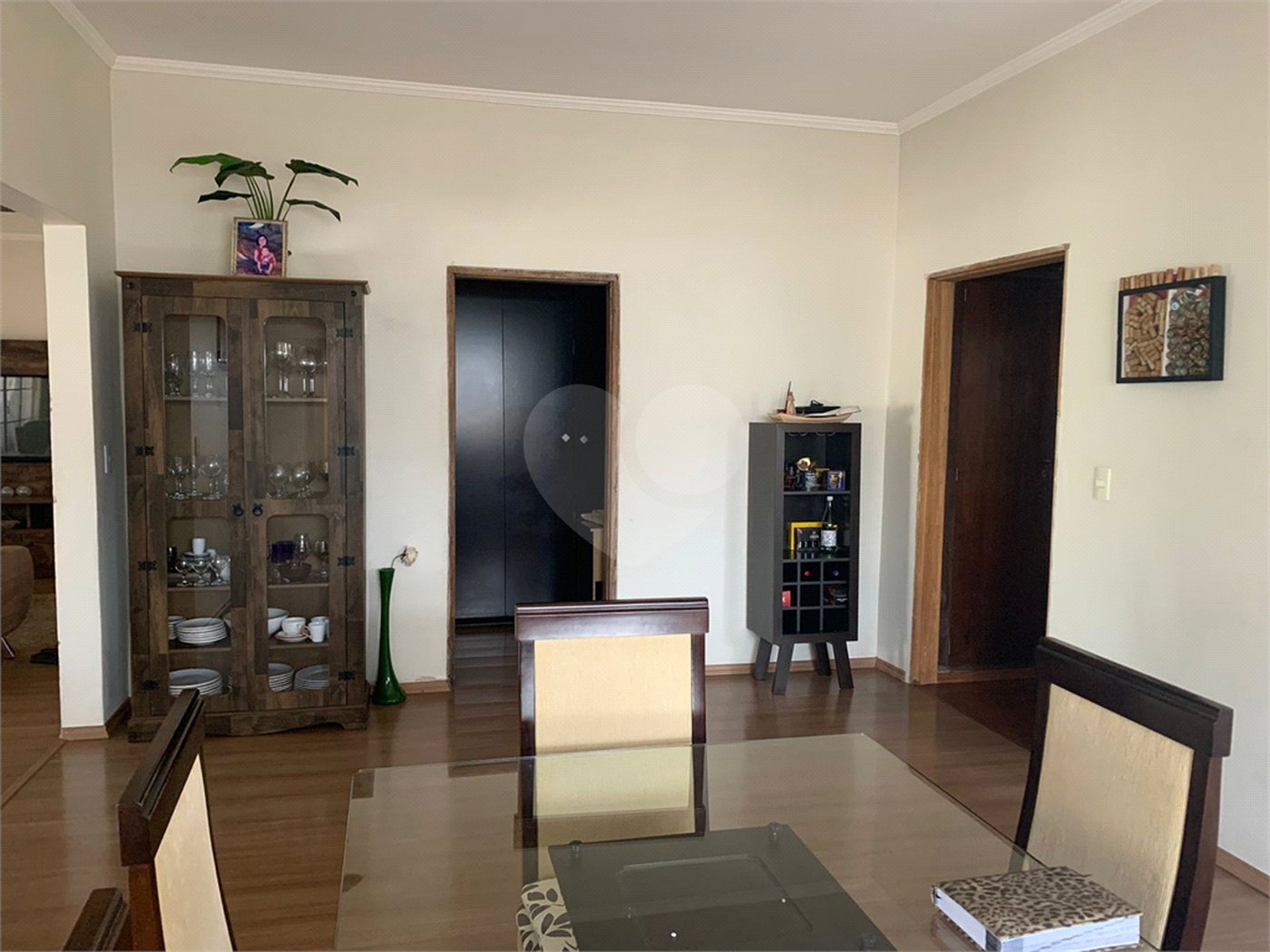 Casa térrea com 3 suítes.