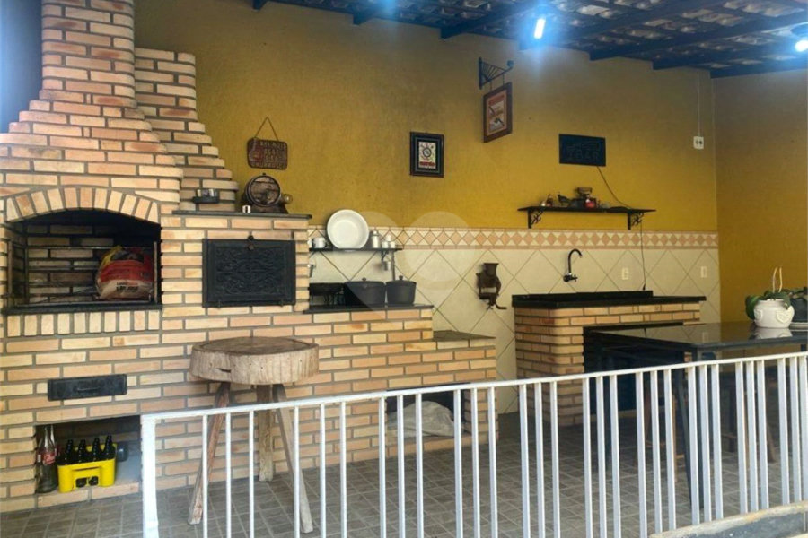 Sobrado à venda com 150 metros de área util e possui 3 dormitórios, sendo 1 suíte.