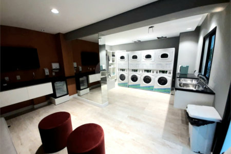 Vendo Studio novo, 14° andar, (apto 1401), 23 m2, sol da manhã com vista livre.