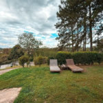 Casa na Granja Viana com 1.600m² de terreno, lareira e amplo espaço para veículos