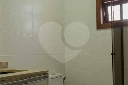 Casa à venda com 6 dormitórios, 3 suítes, piscina, área gourmet, hidromassagem, lareira, varanda e 6 vagas de garagem. Conforto e lazer para toda a família!